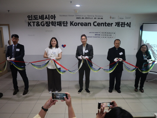 (왼쪽부터) 주 인도네시아 대한민국대사관 한국교육원 김규년 원장, 사단법인 bbb 코리아 최미혜 사무총장, KT&G장학재단 안홍필 사무국장, 위드야만달라재단 유스니투스 부디 헤르만토 이사장, 위드야만달라대학교 수미 위자야 총장   [bbb코리아 제공]